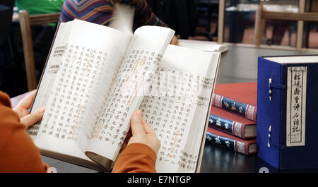 Student studieren chinesischen Literatur in einer Library.University-Bibliothek zu lesen. Stockfoto