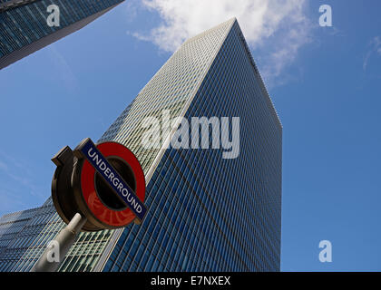 Londoner u-Bahnstation Zeichen und Bürogebäuden, Bankgasse, Canary Wharf, London, UK. Stockfoto