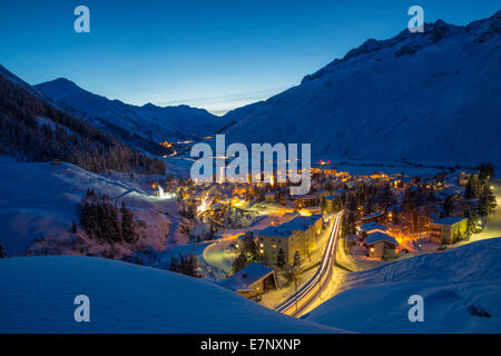 Schneesicherer, Andermatt, schneesicherer, Dorf, Kanton, UR, Uri, Zentralschweiz, winter, Nacht, Schweiz, Europa Stockfoto