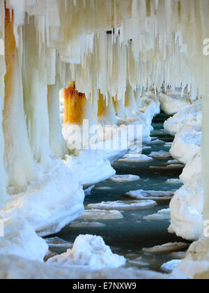 Winterlandschaft. Detail der alten Mole in Gdynia Orlowo Polen mit Eis Formationen Eiszapfen hautnah. Gefrorene Ostsee bedeckt mit Stockfoto