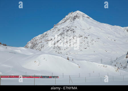 Engadin, Engadin, RHB, Berninapass, Winter, Kanton Graubünden, Graubünden, GR, Oberengadin, Bahn, Zug, Eisenbahn, Rhaetia Stockfoto