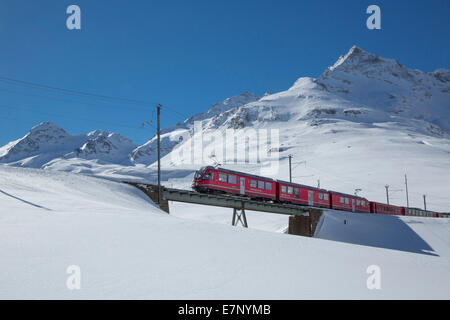 Engadin, Engadin, RHB, Berninapass, Winter, Kanton Graubünden, Graubünden, GR, Oberengadin, Bahn, Zug, Eisenbahn, Rhaetia Stockfoto