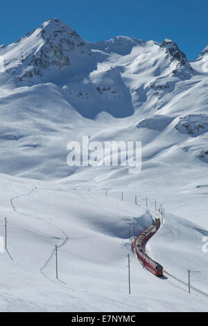 Engadin, Engadin, RHB, Lago Bianco, Berninapass, Winter, Kanton Graubünden, Graubünden, GR, Oberengadin, Eisenbahn, Zug, Bahn Stockfoto