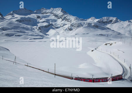 Engadin, Engadin, RHB, Lago Bianco, Berninapass, Winter, Kanton Graubünden, Graubünden, GR, Oberengadin, Eisenbahn, Zug, Bahn Stockfoto