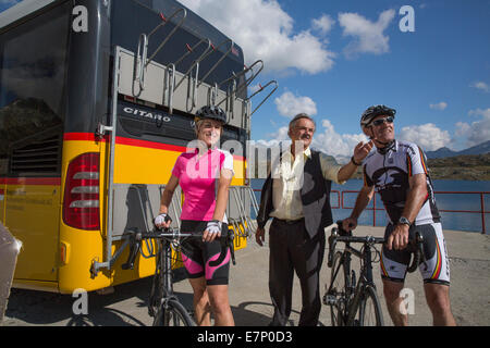 PostAuto, Reiten einen Fahrrad, Grimselpass, Kanton VS, Wallis, Gletscher, Eis, Moräne, Fahrrad, Fahrräder, Fahrrad, Fahrrad fahren, R Stockfoto