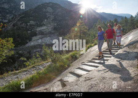 Grimselpass, Reisender, Reitweg, Grimsel Pass, Kanton Bern, Wanderweg, walking, Wandern, Maultier zu verfolgen, der Schweiz, Europa, gro Stockfoto