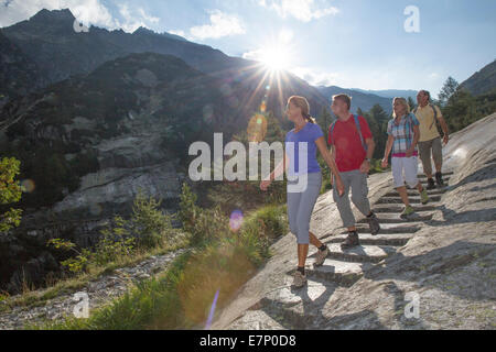 Grimselpass, Reisender, Reitweg, Grimsel Pass, Kanton Bern, Wanderweg, walking, Wandern, Maultier zu verfolgen, der Schweiz, Europa, gro Stockfoto