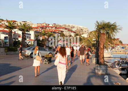 Nessebar, Bulgarien - 29 AUGUST: Menschen besuchen Altstadt am 29. August 2014 in Nessebar, Bulgarien. Nessebar im Jahr 1956 wurde Mu erklärt Stockfoto