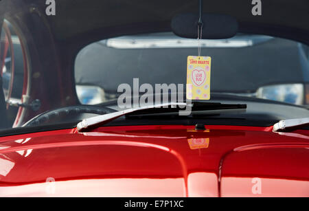 Liebe Herz "Love Bug" Aufhänger im Fenster ein VW-Käfer-Auto Stockfoto