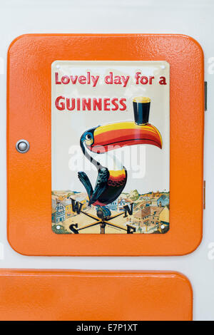 Schöner Tag für Guinness Toucan Irish Zeichen innen ein Volkswagen Wohnmobil bei einer VW-Show. England Stockfoto