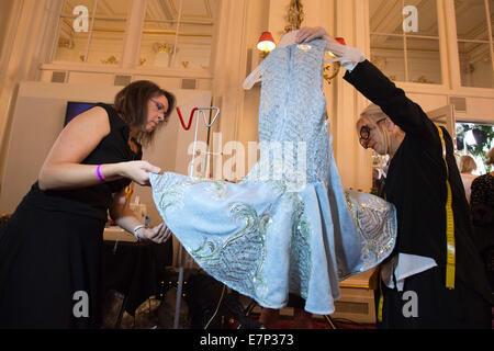 Zwei Näherinnen bereiten Sie eine Kleid für die Show. Hinter den Kulissen vor der Modenschau von Julien Macdonald London Fashion Week Stockfoto