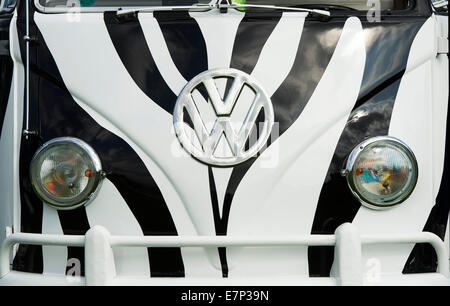 Zebra Streifen VW Split Screen Volkswagen Wohnmobil bei einer VW-Show.  England Stockfoto