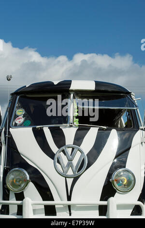 Zebra Streifen VW Split Screen Volkswagen Wohnmobil bei einer VW-Show.  England Stockfoto