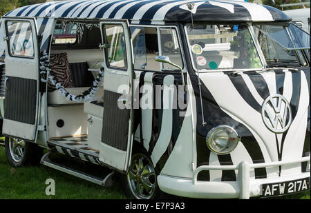 Zebra Streifen VW Split Screen Volkswagen Wohnmobil bei einer VW-Show.  England Stockfoto