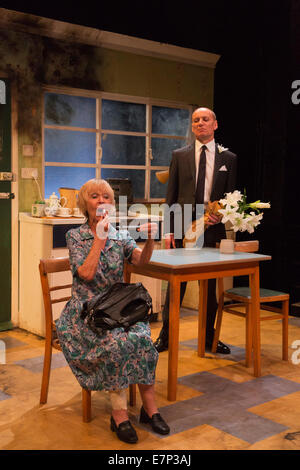 Gespenst aus ein perfektes Hotel, Arcola Theatre, Hackney, London. Mit Sheila Reid und Michael fest. Stockfoto