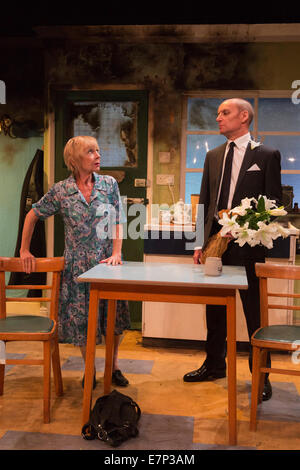 Gespenst aus ein perfektes Hotel, Arcola Theatre, Hackney, London. Mit Sheila Reid und Michael fest. Stockfoto