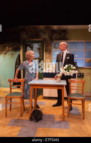 Gespenst aus ein perfektes Hotel, Arcola Theatre, Hackney, London. Mit Sheila Reid und Michael fest. Stockfoto