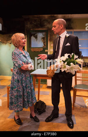 Gespenst aus ein perfektes Hotel, Arcola Theatre, Hackney, London. Mit Sheila Reid und Michael fest. Stockfoto