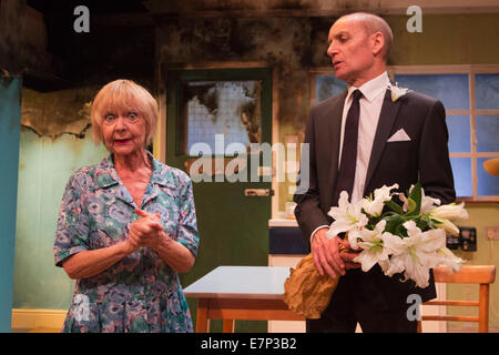 Gespenst aus ein perfektes Hotel, Arcola Theatre, Hackney, London. Mit Sheila Reid und Michael fest. Stockfoto