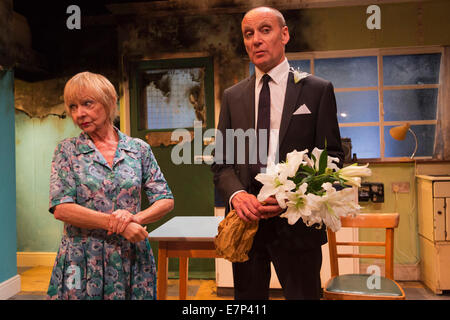 Gespenst aus ein perfektes Hotel, Arcola Theatre, Hackney, London. Mit Sheila Reid und Michael fest. Stockfoto