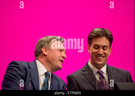 Manchester, UK. 22. September 2014.  Ed Balls, Schatten Kanzler des Finanzministeriums (links), plaudert, Ed Miliband, Führer der Labour Party (rechts), am Tag zwei der Labour Party Jahreskonferenz nehmen am Manchester Central Convention Complex Credit Platz: Russell Hart/Alamy Live News. Stockfoto