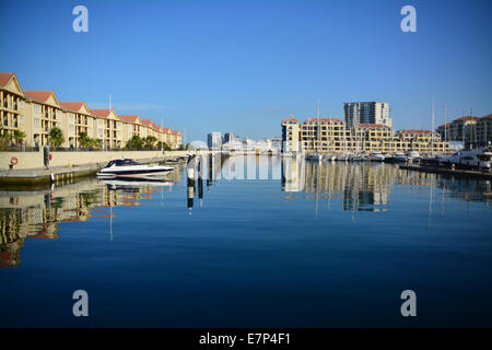 Queensway Quay Marina in Gibraltar mit Twon Haus und Wohnungen. Marina Liegeplätze und Liegeplätze. Stockfoto