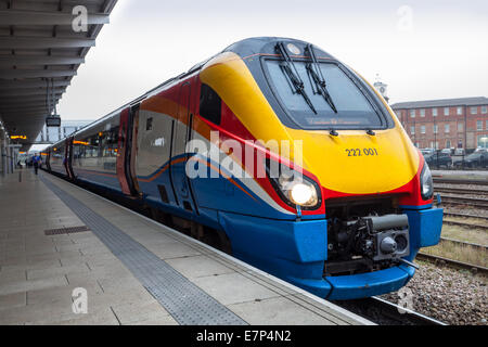 Klasse 222 001 zu London St Pancras in East Midlands, Crosscountry-s-Bahn am Bahnhof Derby, Derbyshire, UK Stockfoto