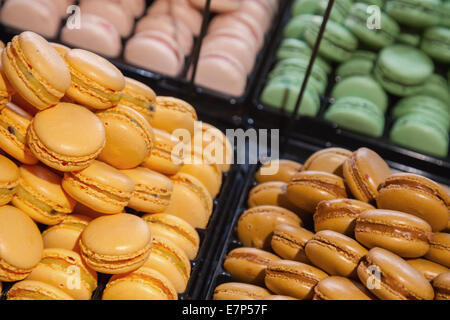 Bunte traditionelle französische Macarons lag in der Bäckerei Stockfoto