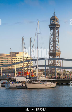 Yachten sind vertäut im Hafen von Barcelona, Spanien Stockfoto