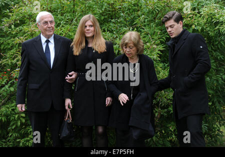 München, Deutschland. 22. Sep, 2014. Der verstorbene Familienmitglieder, Bruder Otmar Fuchsberger (L-R), Enkelin Jennifer, Witwe Gundula Korte und Enkel Julien-Christopher für die Trauerfeier für Joachim "Blacky" Fuchsberger August-Everding-Saal in Grünwald bei München, 22. September 2014 Ankunft. Der Schauspieler und Showmaster starb im Alter von 87 Jahren am 11. September 2014. Foto: TOBIAS HASE/DPA/Alamy Live-Nachrichten Stockfoto