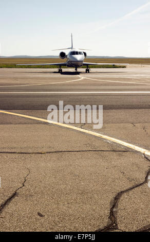 geparkten private Flugzeug auf der Startbahn. weiße bürgerliche jet Stockfoto