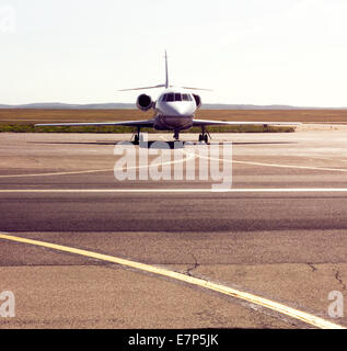 geparkten private Flugzeug auf der Startbahn. weiße bürgerliche jet Stockfoto