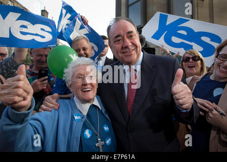 Schottlands erster Minister Alex Salmond MSP ist mit ein Fan namens Schwester Elizabeth auf einer Veranstaltung in Perth abgebildet. Stockfoto