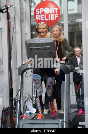 Jo Whiley für Sport Relief einen 26-Stunden-Laufband-Marathon zu laufen. Zwischen den Pausen der BBC Radio 2 DJ beschlossen, weiter ihr Training und für eine geführte Featuring: Jo Whiley wo: London, Vereinigtes Königreich bei: 20. März 2014 Stockfoto