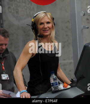 Jo Whiley für Sport Relief einen 26-Stunden-Laufband-Marathon zu laufen. Zwischen den Pausen der BBC Radio 2 DJ beschlossen, weiter ihr Training und für eine geführte Featuring: Jo Whiley wo: London, Vereinigtes Königreich bei: 20. März 2014 Stockfoto