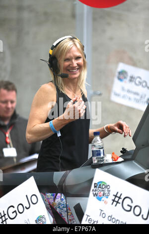 Jo Whiley verpflichtet sich ihrem Sport Relief Herausforderung außerhalb BBC Gebäude 20.03.14 Featuring: Jo Whiley auf ihrem Sport Relief Laufband Herausforderung 20.03.14 wo: London, Vereinigtes Königreich bei: 20. März 2014 Stockfoto