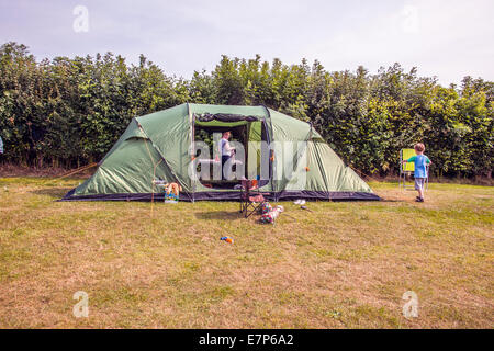 Familienzelt auf Karrageen Campingplatz Bolberry, in der Nähe von Hope Cove, South Devon, England, Vereinigtes Königreich. Stockfoto