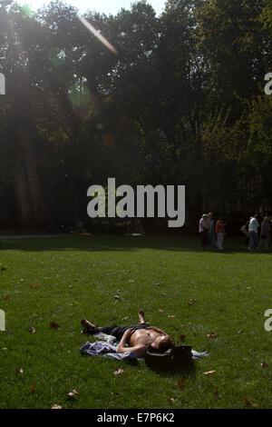 London, UK. 22. September 2014. Entspannen Sie sich und genießen Sie die Sonne an einem warmen Herbsttag in Victoria Gardens von den Houses of Parliament, Westminster Stockfoto