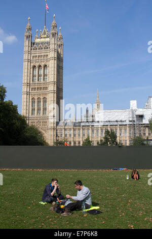 London, UK. 22. September 2014. Entspannen Sie sich und genießen Sie die Sonne an einem warmen Herbsttag in Victoria Gardens von den Houses of Parliament, Westminster Stockfoto