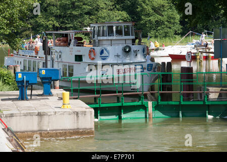 Juli 2014: Boote, Vorbereitung zum Navigieren durch ein Wassersammler an Ruciane Nida in Masuren, Polen Stockfoto