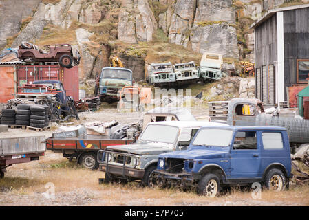 Alte entsorgte Autowracks in Grönland mit Armee Jeeps Stockfoto