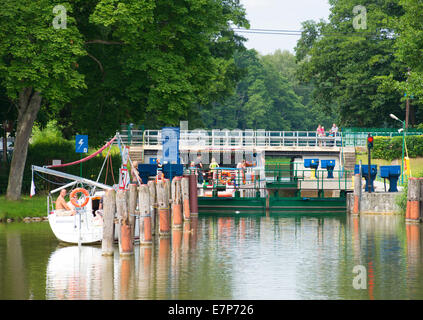 Juli 2014: Boote, Vorbereitung zum Navigieren durch ein Wassersammler an Ruciane Nida in Masuren, Polen Stockfoto