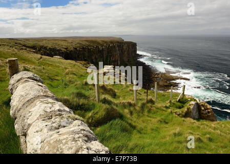 Blick über den Pentland Firth von Ostern Kopf auf Dunnet Head, dem nördlichsten Punkt auf dem britischen Festland. Stockfoto