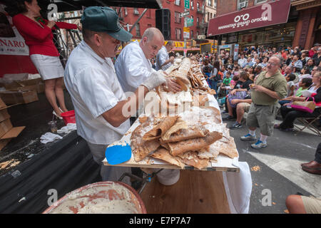 Arbeitnehmer aus Ferrara Bakery and Cafe Schliff den letzten bei ihrem Versuch, die weltweit größte Cannolo montieren Stockfoto