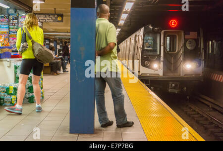 U-Bahn-Fahrer warten auf die Ankunft des Zuges am Bahnhof Jay Street-Metrotech in Brooklyn in New York "E" Stockfoto