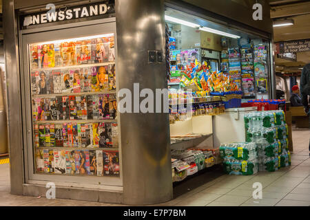 Ein Kiosk in der u-Bahn-Station Times Square in New York Stockfoto