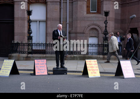 Manchester UK 22. September 2014 verkündet ein evangelische christliche Prediger seine Botschaft außerhalb Manchester Central (ehemals nahe), das Zentrum für die Labour Party Konferenz 2014. Aktivitäten außerhalb der Labour Party Conference Manchester, UK Stockfoto