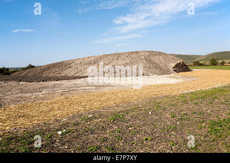 Modernen neolithischen Stil lange Barrow Grabkammer für die Speicherung der Feuerbestattung Urnen alle Cannings, in der Nähe von Devizes, Wiltshire, UK. Stockfoto