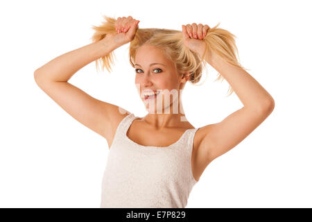 Schöne junge blonde Frau hält Haare in ihrer Hand gestikulieren Erregung isoliert auf weißem Hintergrund Stockfoto