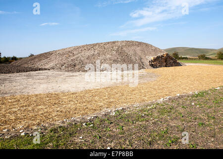 Modernen neolithischen Stil lange Barrow Grabkammer für die Speicherung der Feuerbestattung Urnen alle Cannings, in der Nähe von Devizes, Wiltshire, UK. Stockfoto